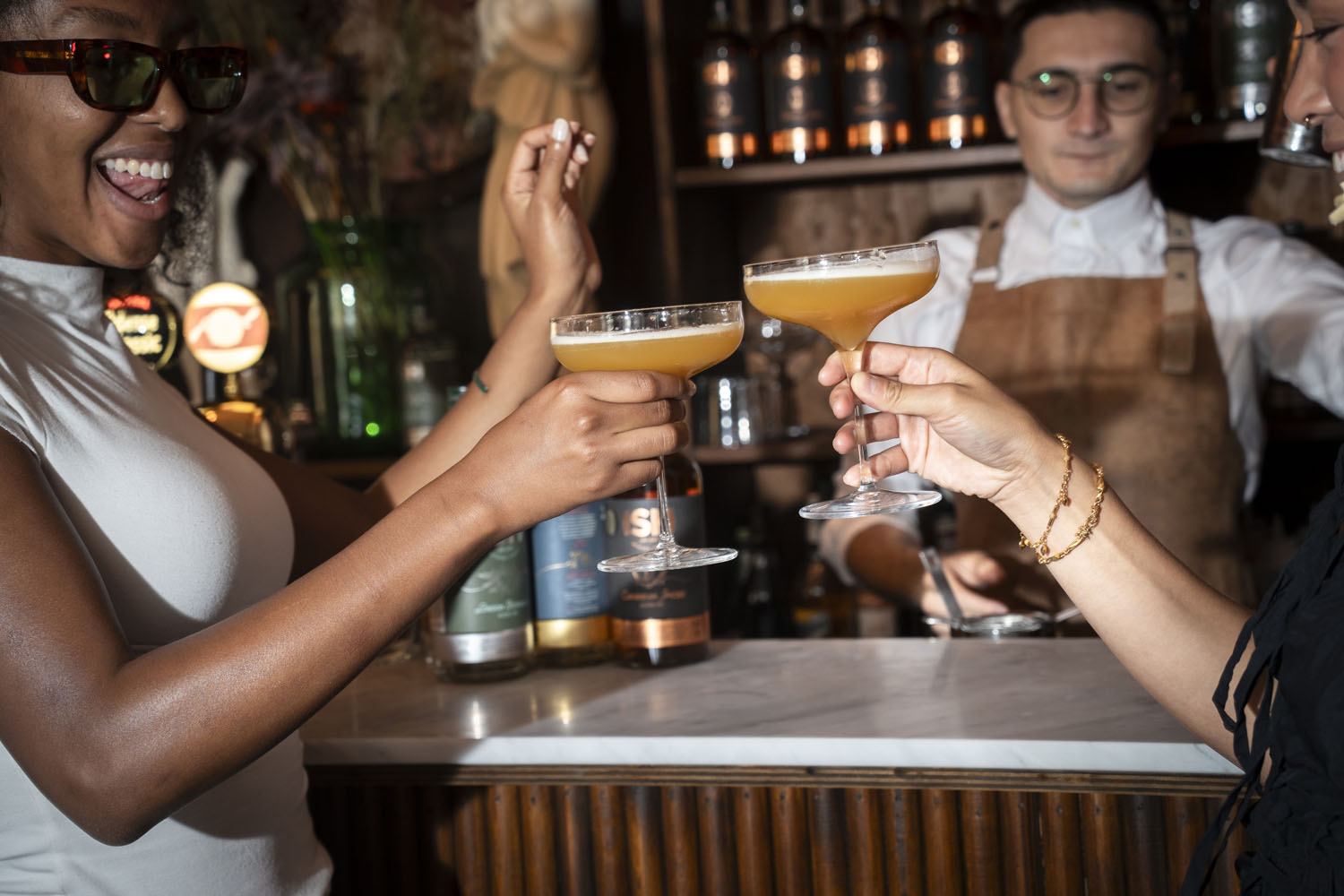 Women drinking alcohol-free drinks